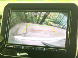 【バックカメラ】駐車時に後方がリアルタイム映像で確認できます。大型商業施設や立体駐車場での駐車時や、夜間のバック時に大活躍!運転スキルに関わらず、今や必須となった装備のひとつです!
