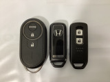 スマートキーを装備しています。鍵を差し込むことなくドアロックの開け閉めと、スタートボタン操作でのエンジンスタートができます。加えて、純正リモコンエンジンスターター用の操作キーもついています。