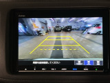 【バックカメラ】運転が苦手な方も車庫入れラクラクです!ギアをリバースに入れれば自動的に切り換わりますので、面倒な操作は不要です♪狭い駐車場もお車を傷つけず安心ですね!