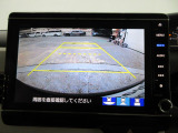 バックカメラの画像です。ガイドラインがスムースな車庫入れをサポートいたします。車庫入れの安心感がアップしますね。