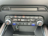 運転席/助手席には、シートベンチレーションを装備。暑い夏の長距離でも蒸れを気にせず快適にドライブ出来ます。