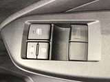 パワーウィンドのスイッチです。運転席に座りながら、助手席や後席の窓を開け閉めできるので大変便利ですよ。