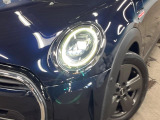 ●LEDヘッドライト:夜間走行時も良好な視界を確保し安心して運転できる高輝度LEDヘッドライトを装備!点灯速度が早く、消費電力も抑えられています。