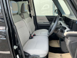 運転席まわりです。実際に座ってみて、乗り心地を体験してみてください。