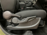 運転席はシートリフター付きで運転しやすいポジションを設定できます♪