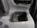 運転席側ドリンクホルダー付いています。