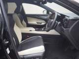 微調整が可能なパワーシート装備です。運転席はランバーサポート付き!