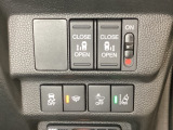 両側電動スライドドアは運転席から操作ができるよう、操作スイッチが付いています。Hondaセンシング用のVSA(ABS+TCS+横滑り抑制)解除と路外逸脱抑制機能のオンオフスイッチなどがあります。