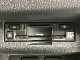 高速道路で便利な【ETC2.0】を装備しています。光ビーコン搭載で渋滞情報などナビゲーションと連動することで機能も充実いたします。他、観光施設に立ち寄るための高速料金割引サービス等もございます。