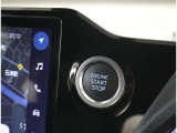 スマートキーを携帯していればキーを取り出さずにドアを施錠&解錠。クルマの始動も可能です。