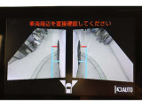 さらに、左右側面カメラも装備しています。駐車枠や隣のクルマなど周囲との位置関係がよくわかり、駐車しやすいですよ。運転席からは目視できない助手席側の側面も見えますので、路肩に幅寄せする際なども安心です。