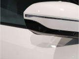BMWのミラーは車種によって異なりますがレーンチェンジウォーニングが装備されております。詳しくは当店スタッフまでお問い合わせくださいませ。