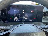 メーター内センターディスプレイには車の様々な設定や情報が表示されます。