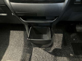 センター中央下部には小物などを収納できるスペースを確保しています。