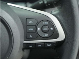 ◆アダプティブクルーズコントロール◆予め設定した車速内でクルマが自動的に加減速。前走車との適切な車間距離を維持しながら追従走行します。【LKAS】車線維持支援システムでステアリング操作を支援。