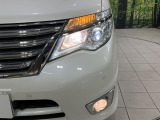 【LEDヘッドライト】悪天候や夜間走行時も良好な視界を確保し安心して運転できる高輝度LEDヘッドライトを装備!点灯速度が早く、消費電力も抑えられています。