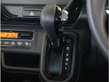 【シフトレバー】シフトもとても操作しやすいデザインになっております。運転する人の事を第一に考えた操作性の高い仕様です。