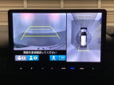 マルチビューカメラシステム搭載車です。お車の周囲を全方位でカバーします。後方・前方・両脇と、コンディションが悪い視界でもカラーモニターに映し出した映像がドライバーをサポートします。
