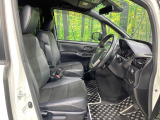 運転席まわりには十分なスペースがあり、大柄な方でもゆったり運転していただける環境です。