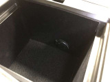 センターコンソールボックスは左右両開きタイプです。運転席・助手席どちらからでも開閉が可能です。中段トレイ付きで整理整頓もしやすいです。