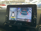 空から見たような映像で駐車ができるアラウンドビューモニター。ひと目でわかるセンサーに前後の衝突被害軽減ブレーキ付き。