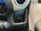 運転席側前部にドリンクホルダーあります♪運転中でも手が届きやすい位置にあって使い易いです♪