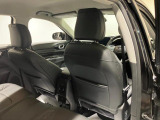 【リアシート】屋根までの高さがある車のため、大人の方でも圧迫感が少なく乗車出来ます。足元は広く取られているため、ゆったりとお乗り頂けます。