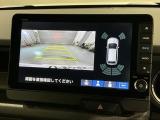 リバースギアに入れるだけで後方の表示へ切り替わります。夜間や雨の日の駐車も楽になりますよ。