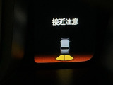 パーキングセンサーシステムは走行中に障害物が迫ると音と表示でお知らせ、低速走行時時の安心感を高めます