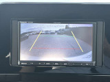 駐車時に映像を映し出して、安全に確認できる機能です!接触の危険が迫れば、表示や警告音で知らせてくれます!難しい駐車も楽々です!