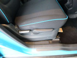 運転席にはシートリフターが付いていますので座高にあわせてドライビングポジションが決められます。