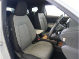【清潔感のある運転席&助手席】隅々までクリーニングの行き届いた運転席&助手席。目立ったシミや汚れ等もございません。快適なドライブをどうぞ。