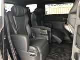 2列目はシートヒーター&シートベンチレーション機能付きの独立したシートとなっております!さらにオットマン&リクライニング機能でゆったりと寛ぐことが可能です!ユニバーサルステップで乗り降りもスムーズ!