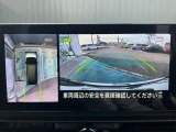 大画面ナビと奥の専用モニターでクルマを上空から見下ろしているかのように状況を把握できます。4つのビュー「トップ・フロント・サイド・バックビュー」を切り替えることで狭い場所でも周囲が映像で確認できます