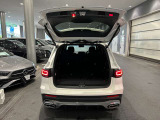 ゆったりとしたトランクルームでございます。たくさんのお荷物の車載が可能でございます。