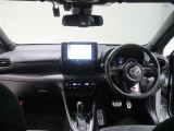 操作系は使いたい機能が一目でわかるシンプルな設計。視界が高くアップライトな運転姿勢なので取り回しが良く運転しやすいです。使い勝手の良い収納が手の届きやすいところにあるのも魅力ですね。
