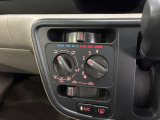 中古車選びで意外と見落としがちなポイントが、シフトレバー周辺の状態です。今回掲載している画像では、操作部分の使用感をはじめ、パネルの傷や擦れ、ボタン類の動作跡など、確認していただけます。