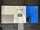 スマートキーは鍵をバッグに入れたままでもドアロックの開閉やエンジンのON・OFFができます。夜間や雨の日も鍵を探さなくて良いので便利です。