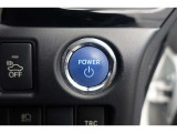 スマートエントリー&プッシュスタートはキーをバッグ等に携帯している時にブレーキを踏んでスタートボタンを押すとエンジンが始動します。車内に忘れた場合にはロック出来ませんので締め忘れの心配もなくなります!