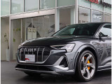 ●一目でAudiとわかる特徴的なシングルフレームグリル・LEDランプ。精悍なフロントマスクからAudiのスマートで上品なブランドを連想させてくれます。女性にも大変ご好評頂いております。