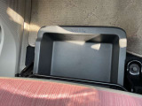 助手席下部にサンダル等小物が入るシートアンダートレー収納BOXが有ります。