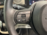 ステアリングにオーディオ操作スイッチが付いています。オーディオ画面に直接タッチしなくても操作が出来ますので、運転に集中できます。