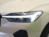 【LEDヘッドライト】ハイビームを先行車や対向車にあてず、その両サイドではハイビーム照射を維持。見える範囲が段違いに広くなりました。北欧神話に登場するトールハンマーをモチーフにデザイン。