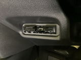 ハンドルの左下にETCがついています。高速道路の料金所の通過も楽々です。 カードの取り出しもしやすい場所についています。