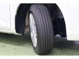 タイヤサイズ 165/65R14。 スタイリッシュなデザインのホイールキャップ付きスチールホイールを装着しています。