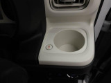 カップホルダーは運転席や助手席からちょうど手の届く位置です!!