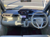 広々とした視界で運転も快適。勿論、安心、安全なSRSエアバックシステム運転席&助手席付