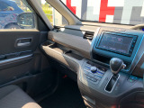 助手席周辺はこのようになっております。運転手だけでなく助手席に一緒に乗られる方も広々と快適にお乗り頂けるような設計です!各種装備を次の写真からご案内いたしますのでご覧ください。