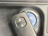 【スマートキー】カバンやポケットに入れたままでもドアの施錠・解錠が可能なスマートキーを装備。エンジンのオン・オフ時もカギを取り出す必要が無いからとっても便利です♪