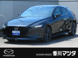マツダのハッチバック「MAZDA3」が入荷しました。シグネチャースタイルというエアロパーツで、スポーティなドレスアップを施した一台となっております。